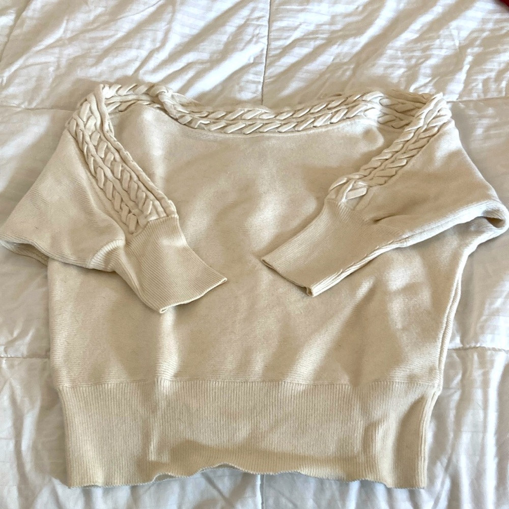 White House black market XSP cream sweater, 3/4 sleeves in good condition.